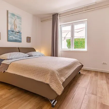 Apartman Front In With Wifi Medulin
